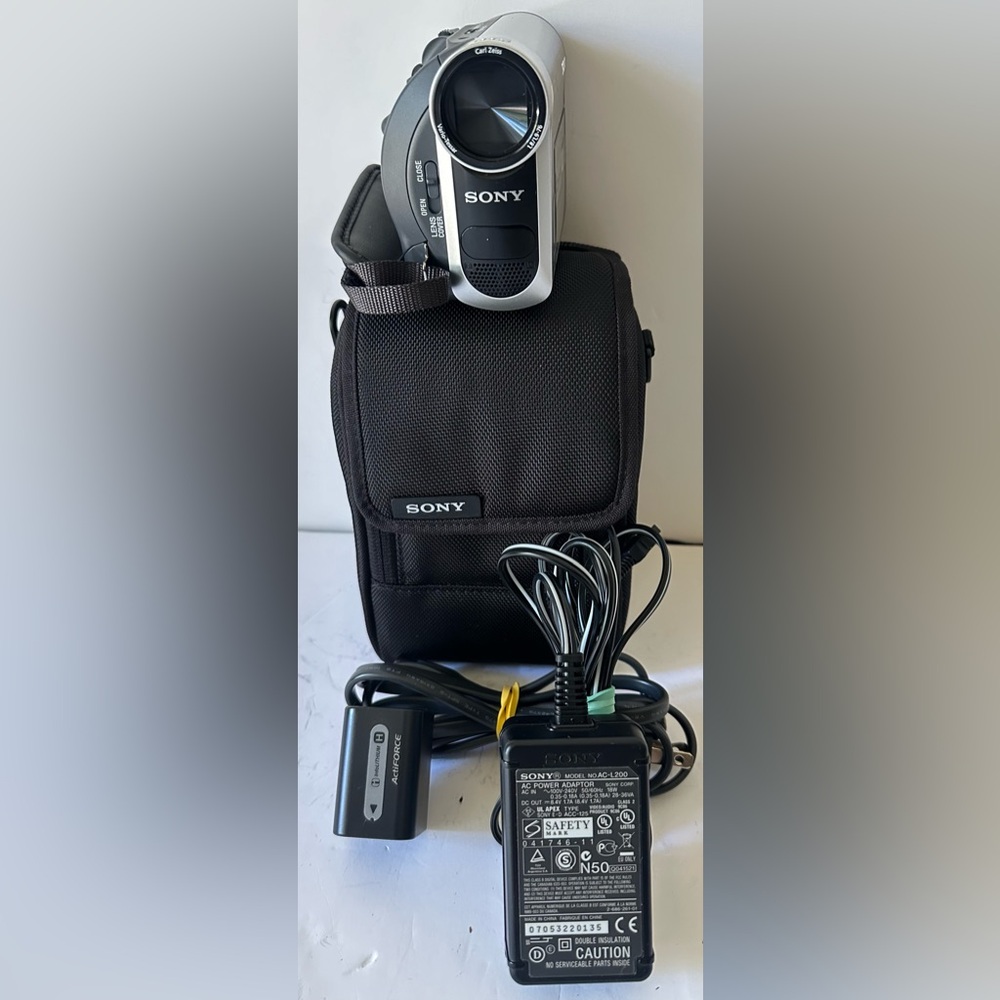 Sony Handycam DCR-HC38 MiniDV Carl Zeiss 40x Optical Zoom Handycam Camcorder